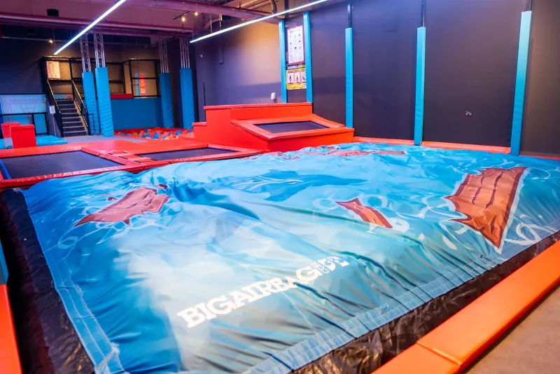 Kids enjoying the BigAirBag at Trampo